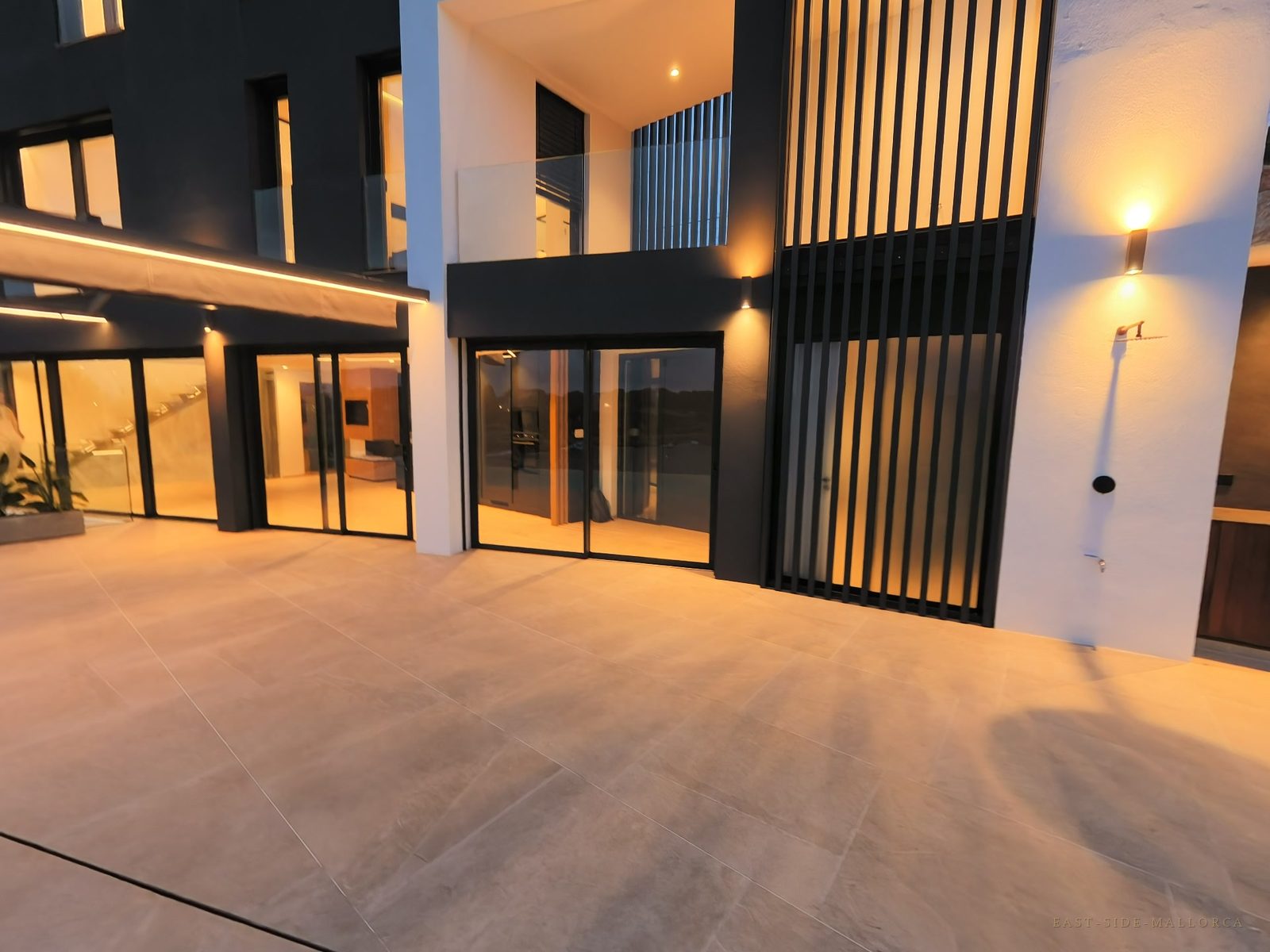 Pool und Villa in der Dämmerung