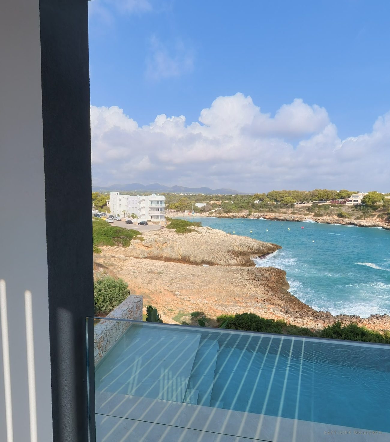 Blick von der Außendusche über die Bucht von Porto Colom