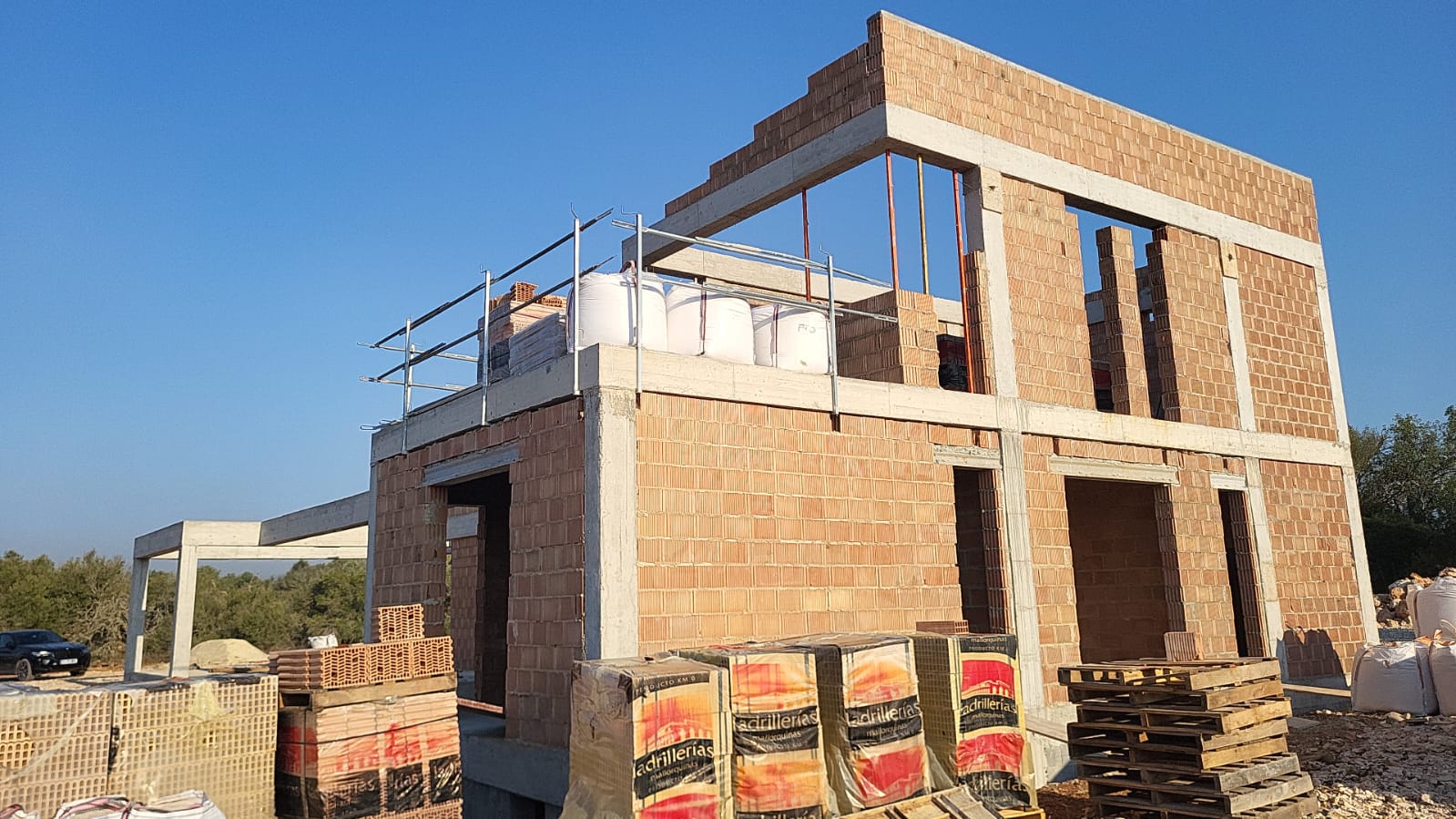 Der Rohbau der Finca Son Gorem II im Morgenlicht, Juli 2026