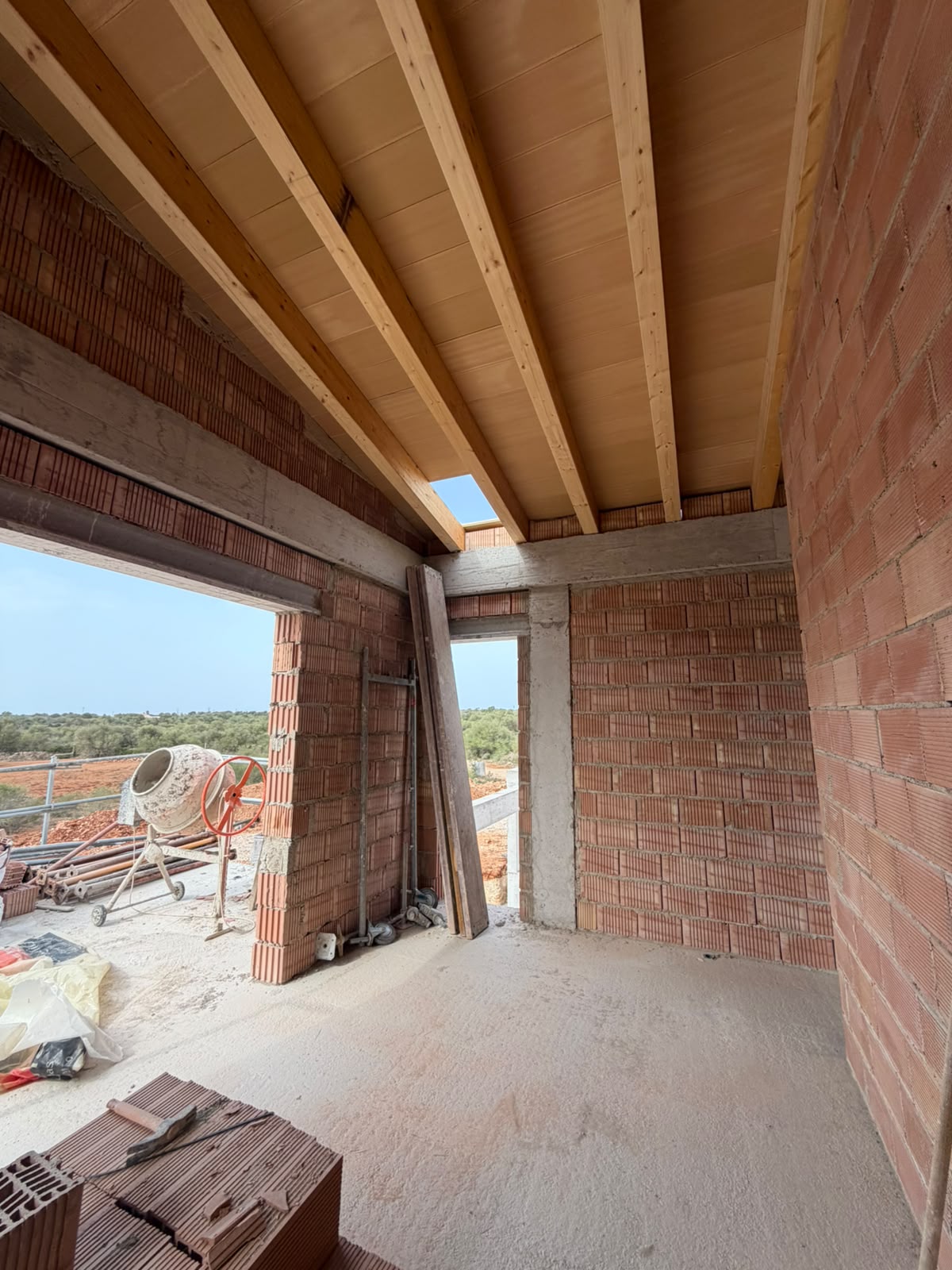 Holz-Dachkonstruktion mit geschlossener Schalung über dem Obergeschoss