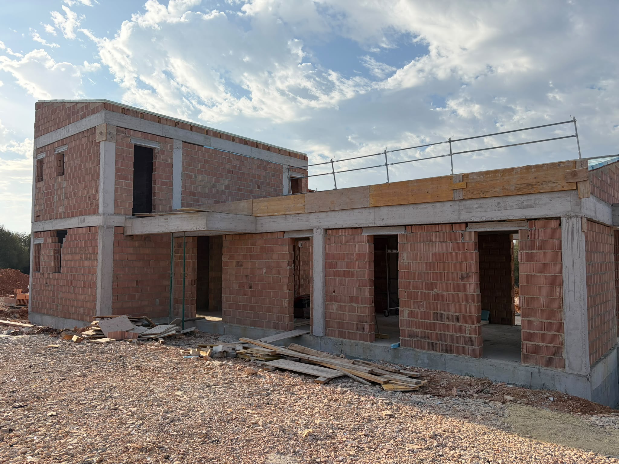 Der komplette Rohbau der Finca Son Gorem II mit Dach, August 2026