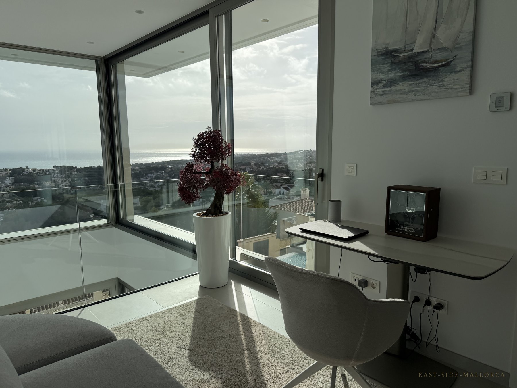 Arbeitsplatz am Fenster mit Meerblick