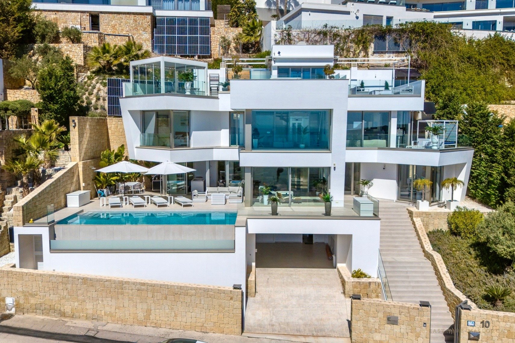 Villa Belia von vorn mit Infinity-Pool