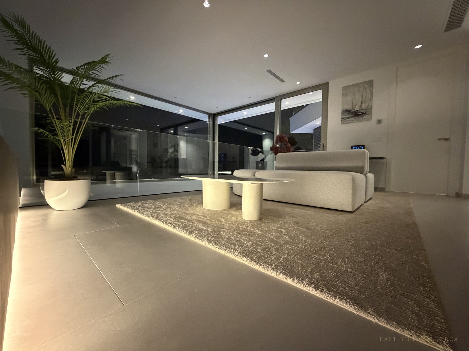 Lounge mit Pflanze und Panoramaverglasung