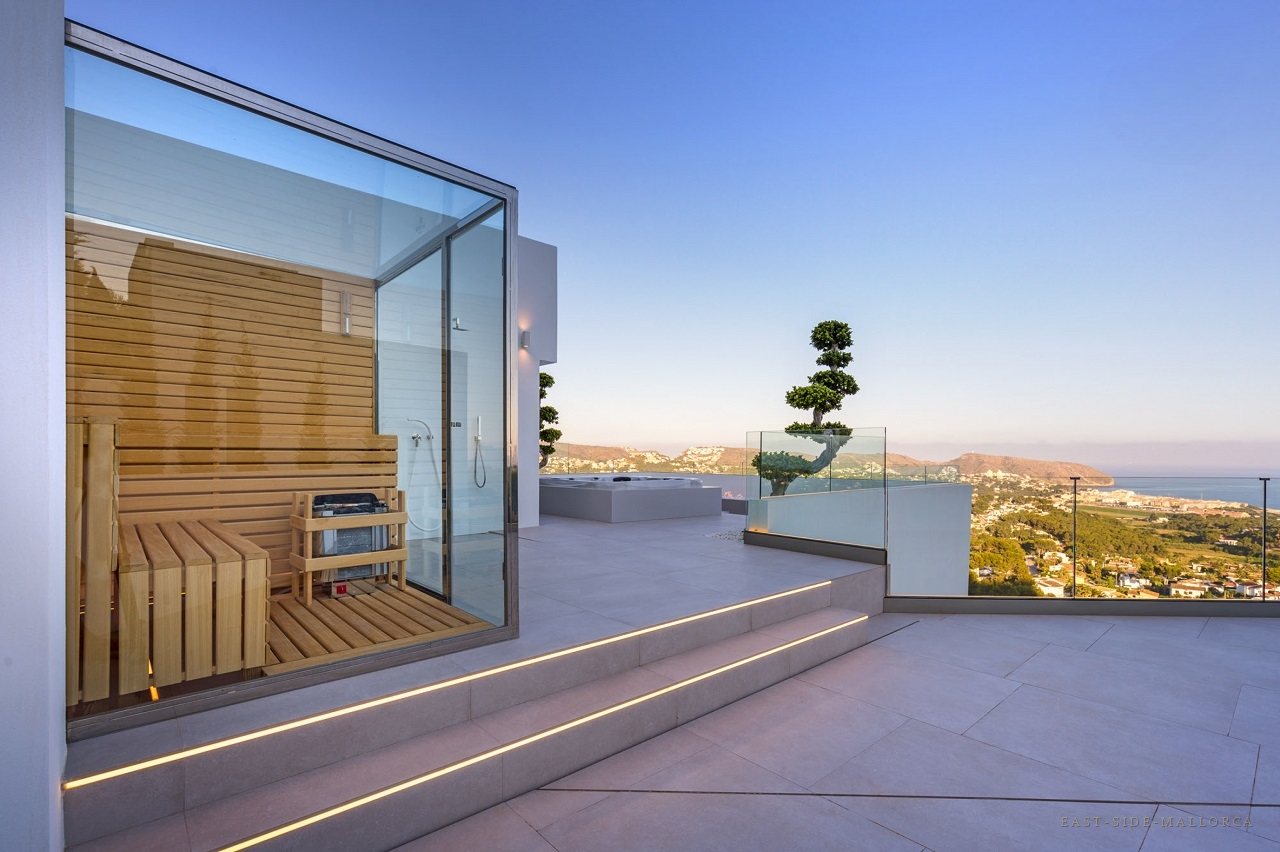Verglaste Sauna mit Außen-Whirlpool auf der Dachterrasse mit Meerblick