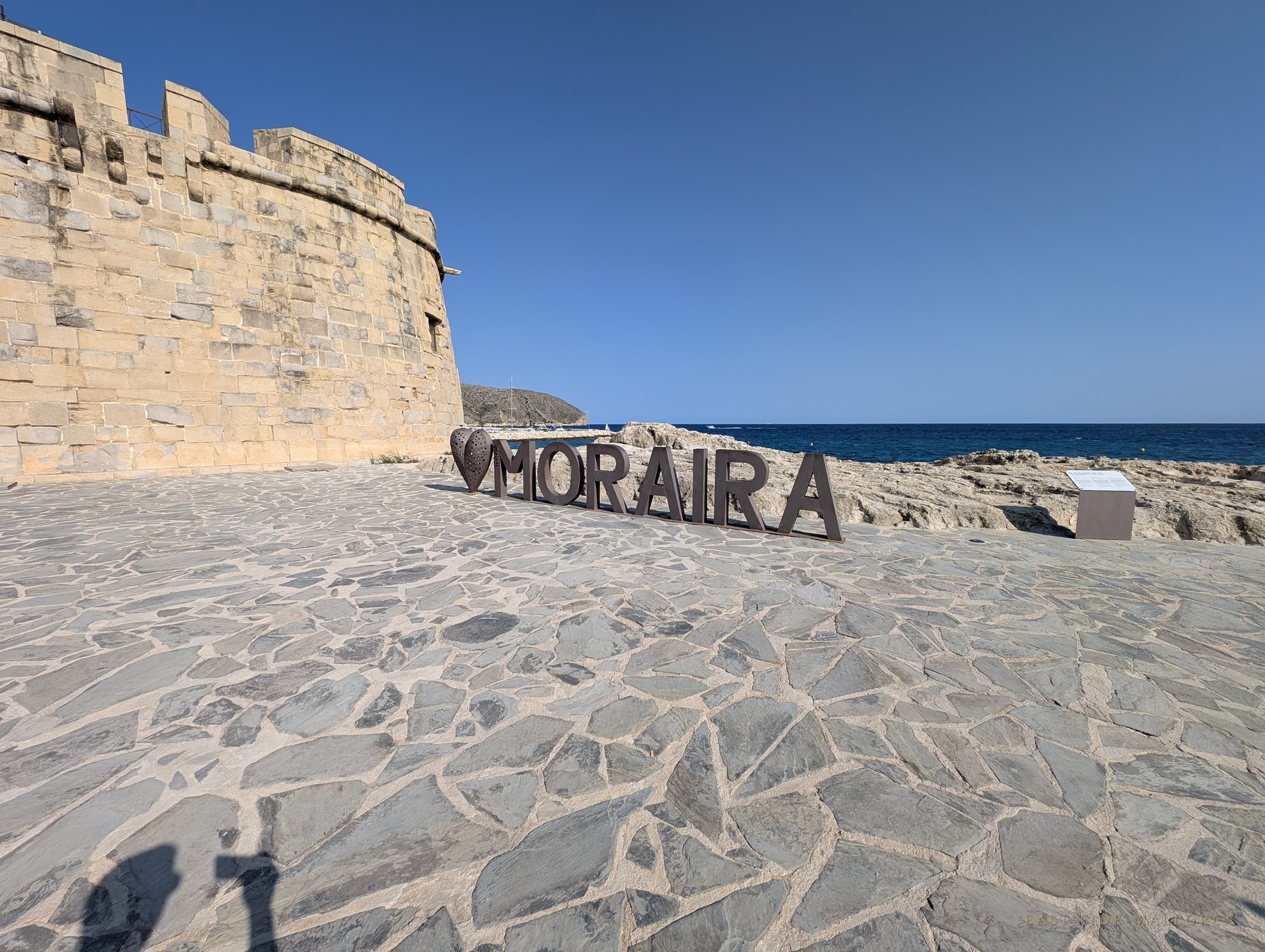 Schriftzug MORAIRA am historischen Castell de Moraira am Meer