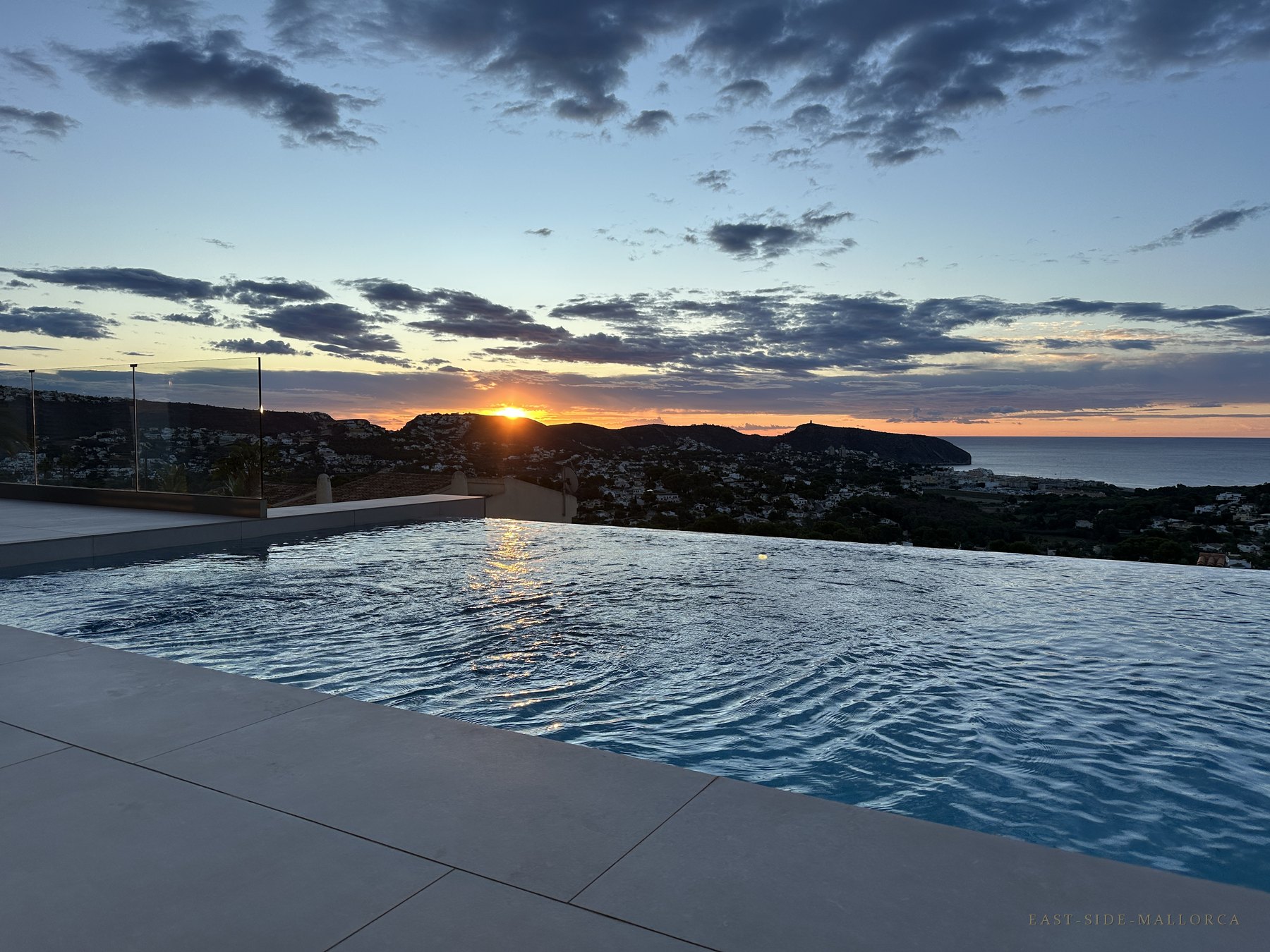 Infinity-Pool zur Dämmerung