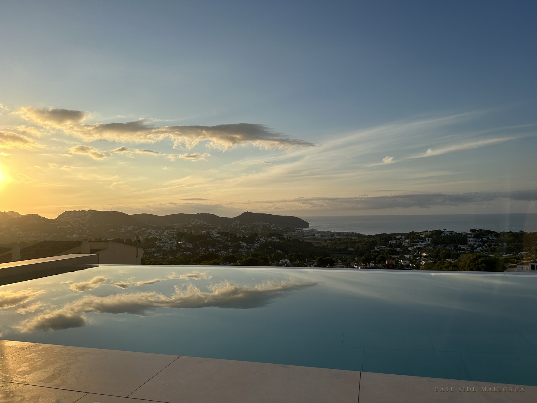 Infinity-Pool der Villa Belia, dessen Kante optisch in die Bucht von Moraira übergeht