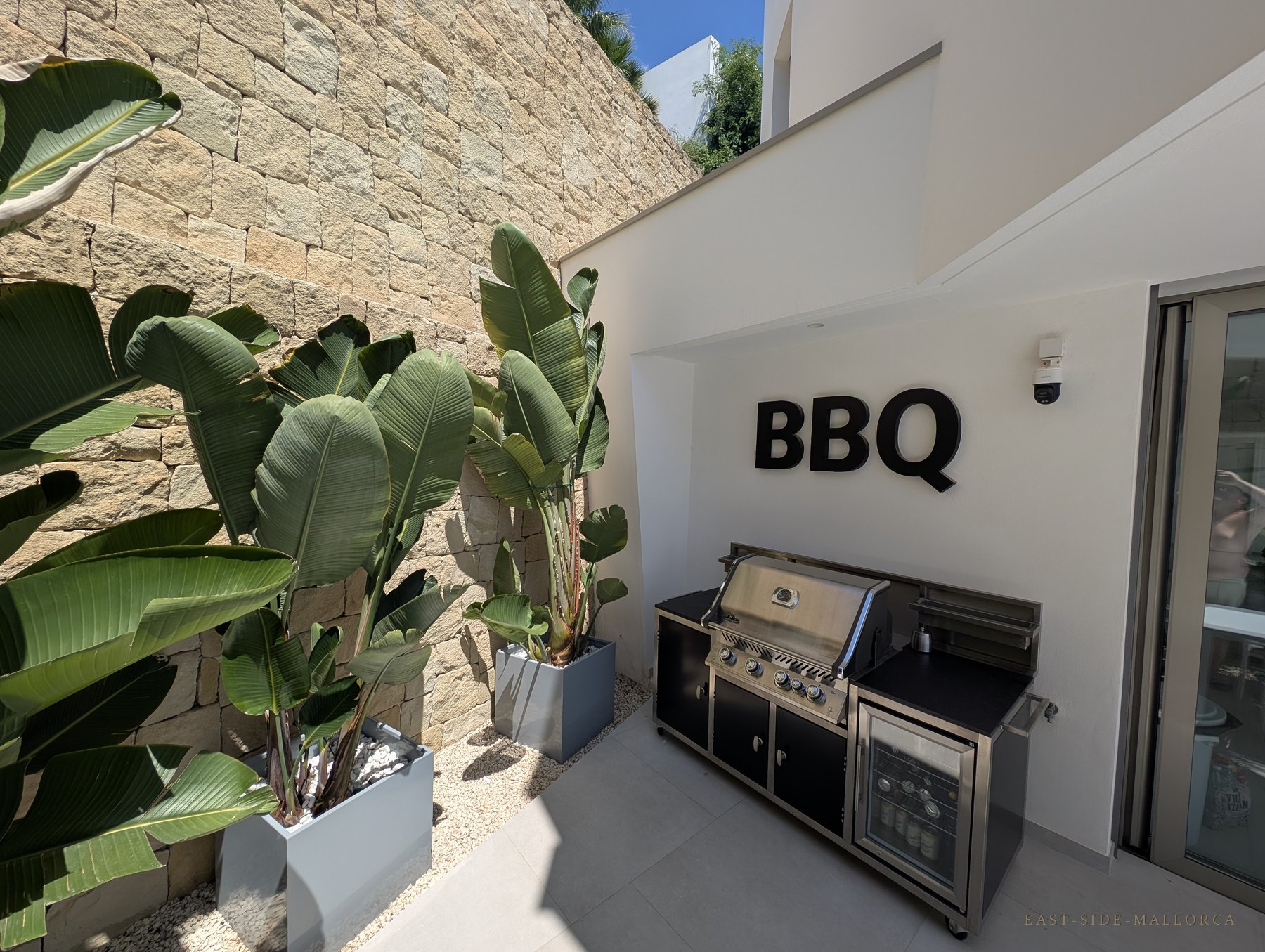 Außen-Grillbereich (BBQ) mit Gasgrill auf der Terrasse