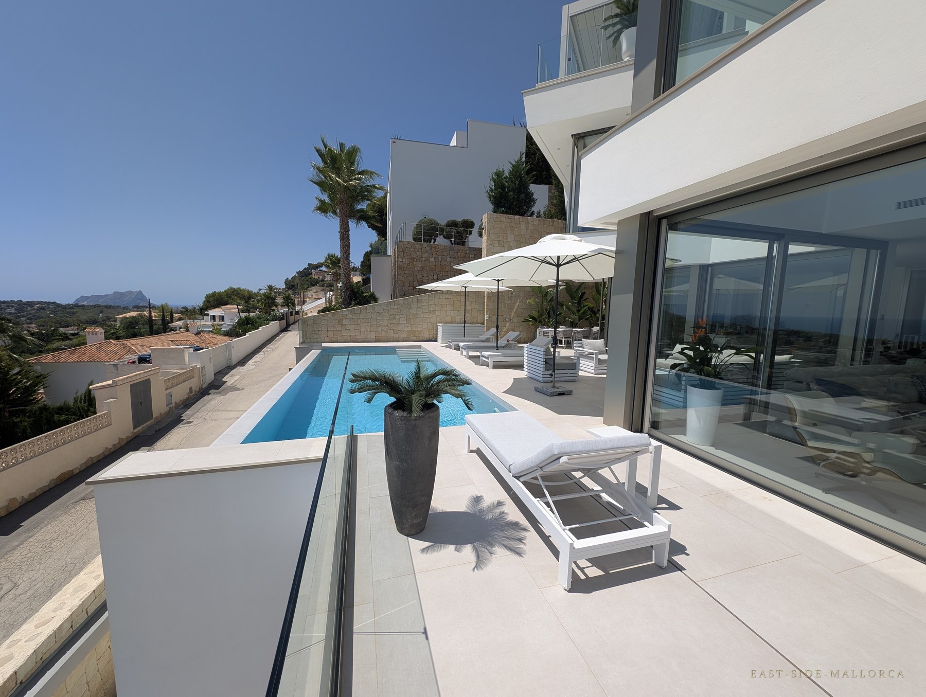 Terrasse mit Pool, Liegen und Blick über Moraira