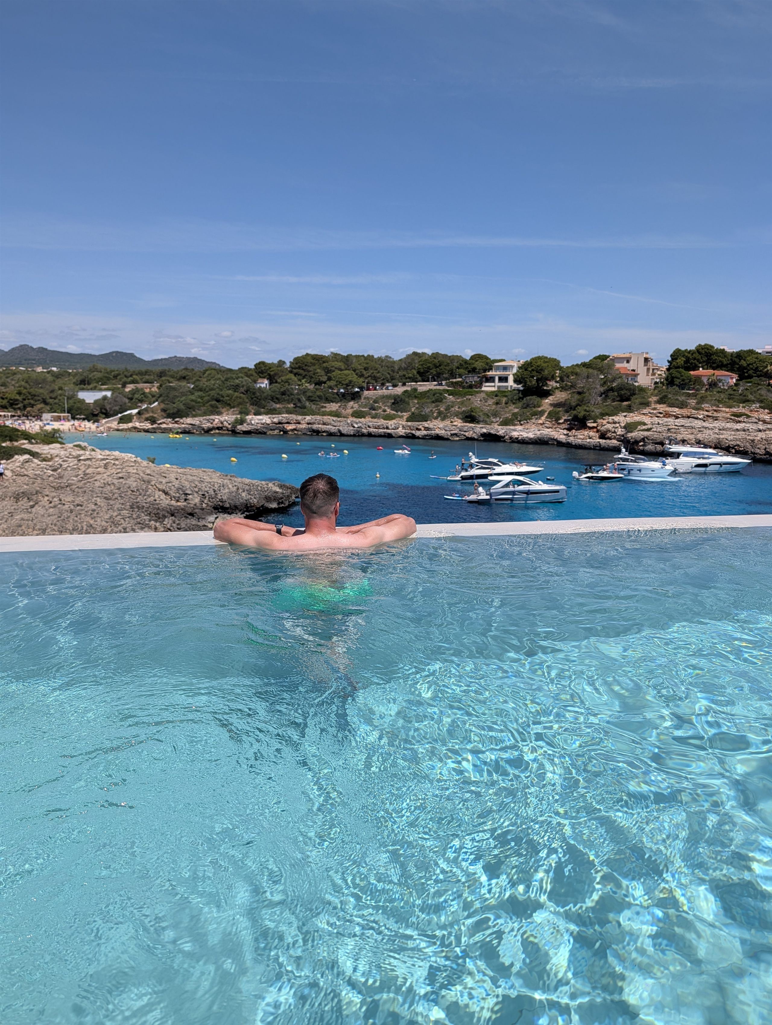 Blick von der Poolkante über die Bucht