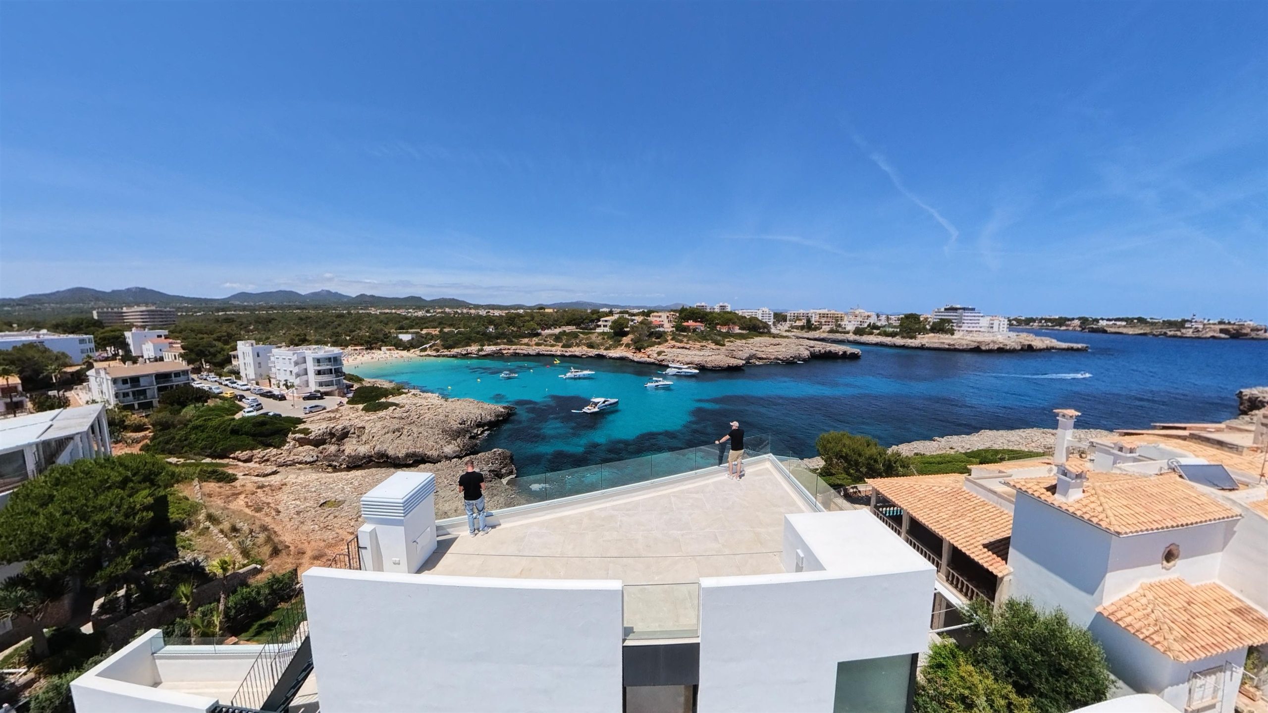 Blick von der Dachterrasse über die gesamte Bucht von Porto Colom